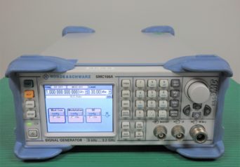 ローデ･シュワルツ　SMC100A　信号発生器