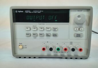 Agilent　E3631A/0E9　プログラマブルDC電源(6V/5A、±25V/1A）